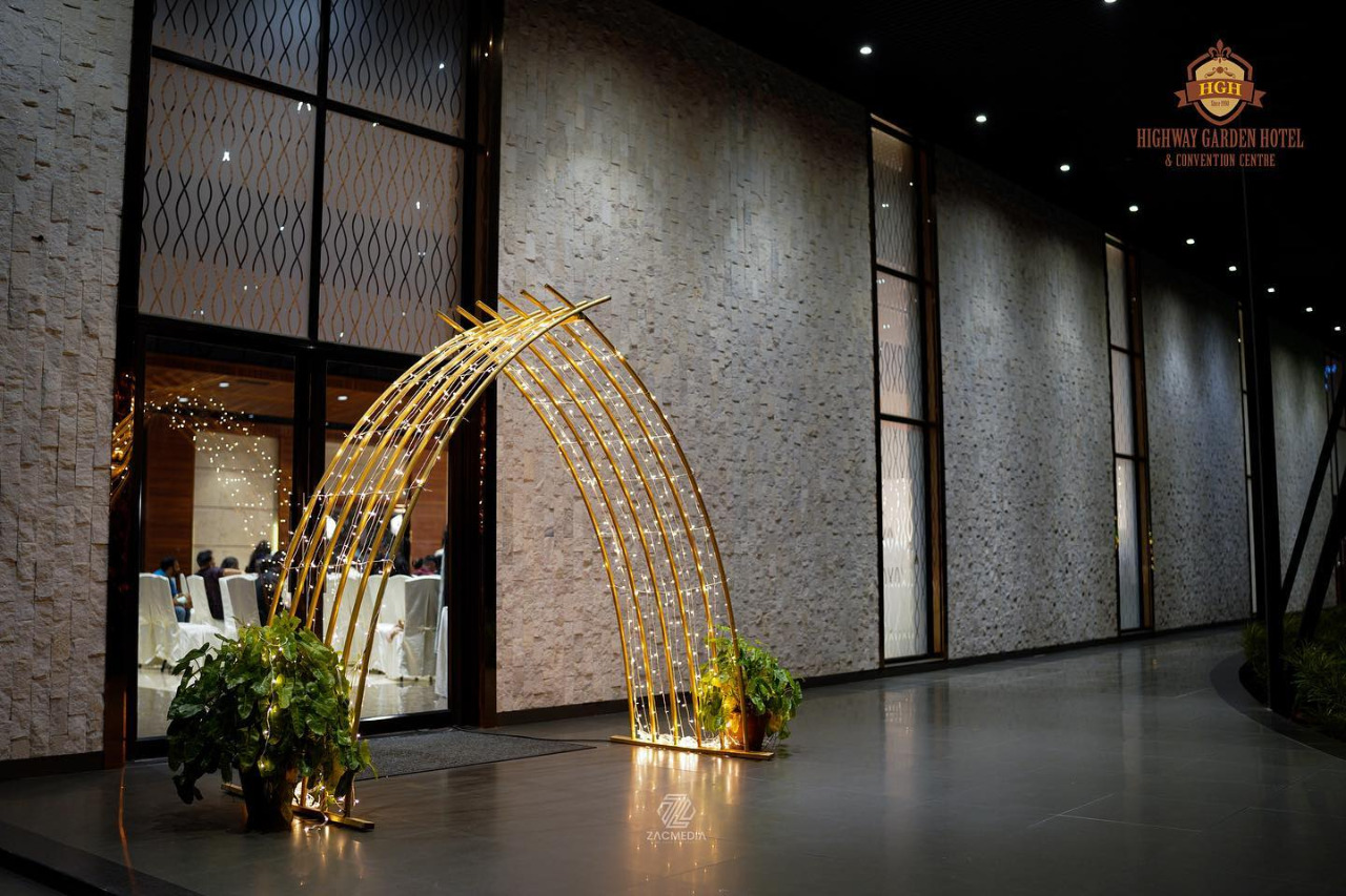 Hotel Highway Garden 1